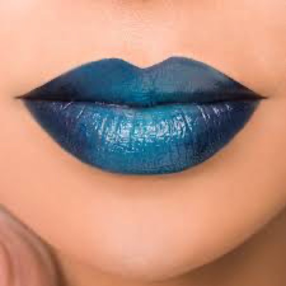 BNWT L'Oreal Infallible Paints Lips Lip Color Domineering Teal - Picture 7 of 8